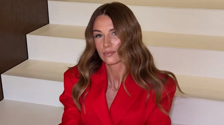 Lady in red: дружина Решетніка виставила стрункі ніжки на сходах. Фото