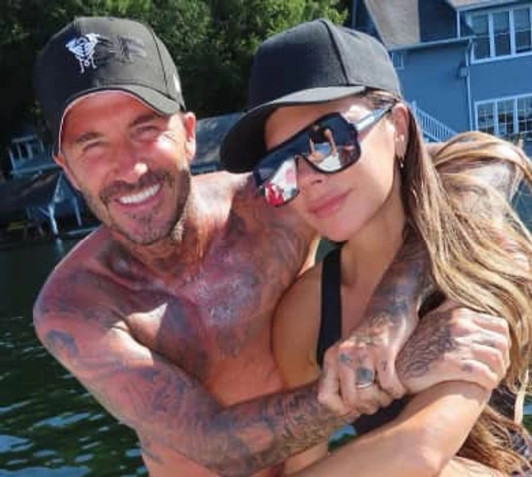 Девід Бекхем пригорнув Вікторію в обтислому пляжному міні й показав водні розваги на озері в Канаді