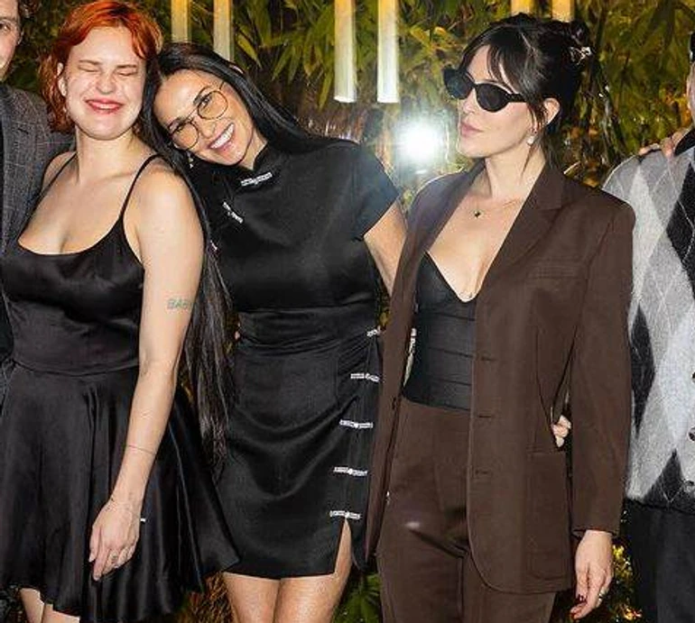 Сукня мами - найкоротша: Демі Мур із дочками та онукою затусила на ювілеї в Лас-Вегасі