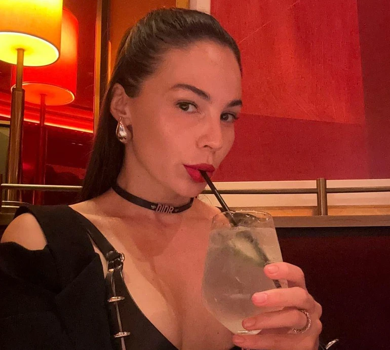 Зухвало декольтована дружина Коноплянки затусила в паризькому кабаре