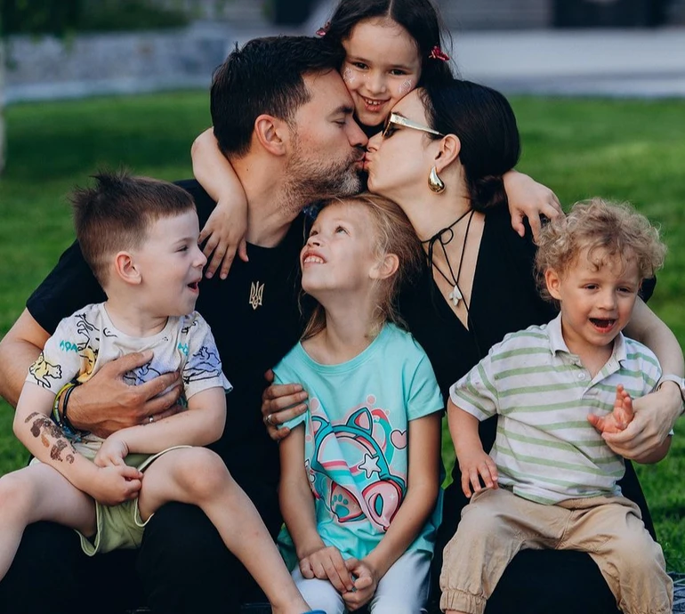 Мірошниченко у піжамі заселфився з дружиною та прийомною донькою