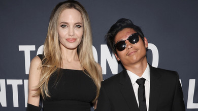 Виростила собі кавалера: Джолі в чорному максі та пальчатках попозувала з ошатним сином на хіднику в Торонто. Фото