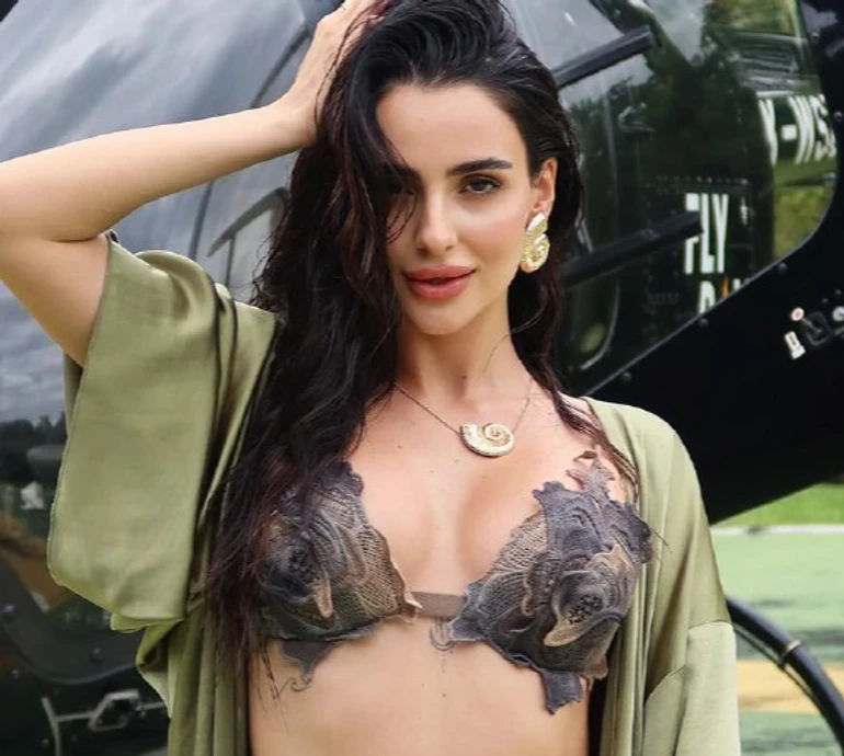 Трінчер у квітковому ліфі і кімоно поспокушала біля гелікоптера