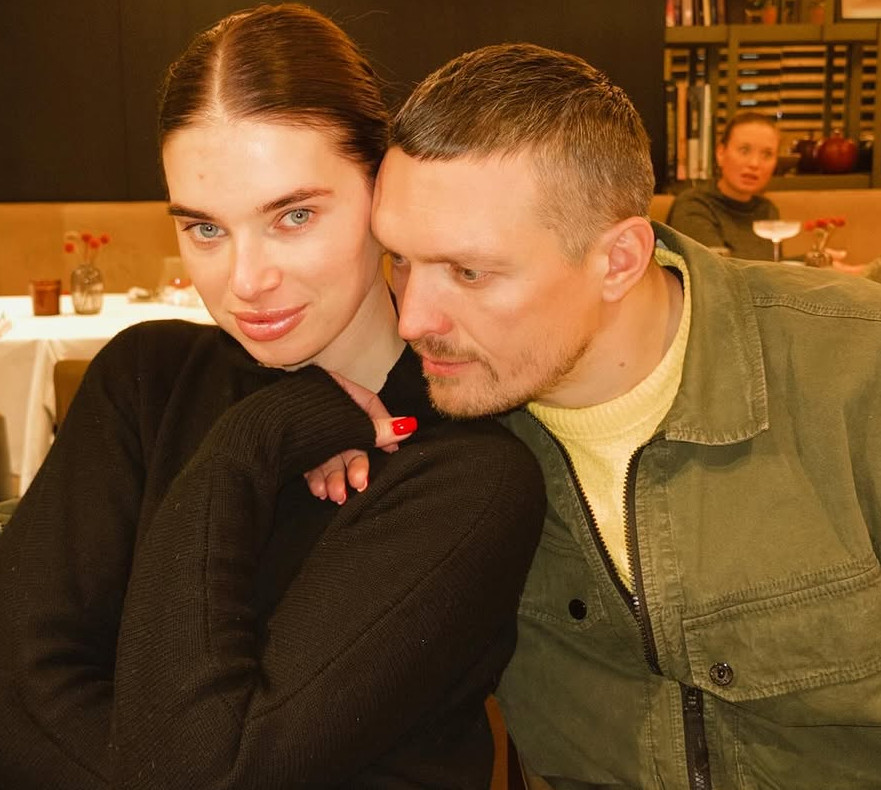 Зміна караула: дружина Усика замилувала його обіймами з 10-річним сином в Іспанії