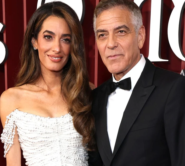 Клуні в смокінгу з розкішною дружиною в тисячах перлів пообіймалися на хіднику Tony Awards