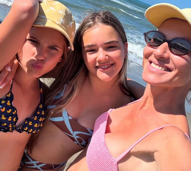 Дівчача команда: Юрушева з дочками та племінницею у паперових тіарах наробили кумедних селфі на пляжі