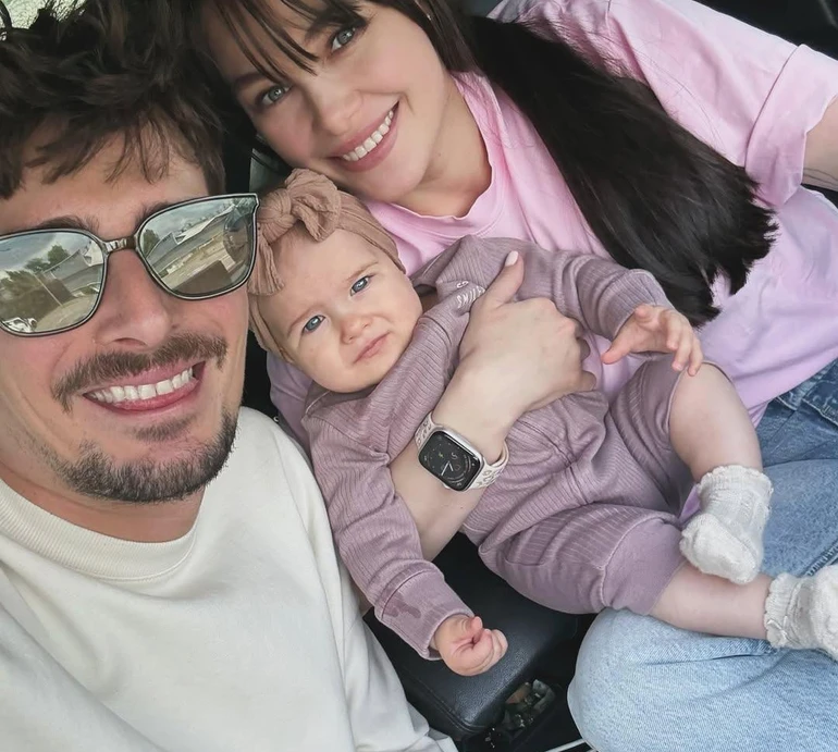 Ніжності на траві, б'юті-рутина на двох та кумедна доня: POSITIFF із дружиною показалися на затишних сімейних кадрах