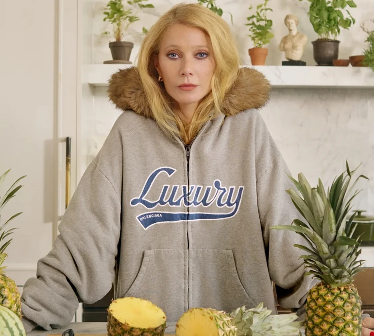 Пелтроу у дивакуватих вбраннях та позах знялася для глянцю на столі та на ліжку. Фото