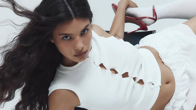 Андраде в білих трусиках і спідниці зухвало попозувала на стільцях. Фото