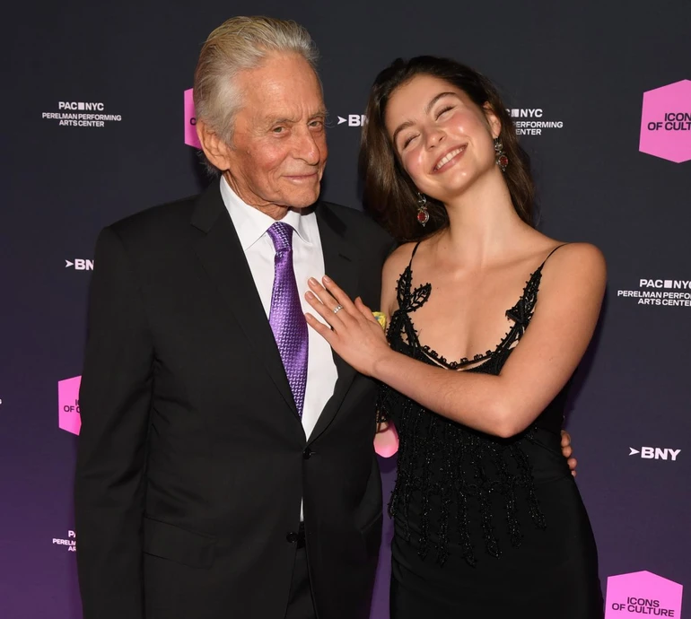 Є чудова шафа, звідки я можу брати: 22-річна донька Дугласа і Зети-Джонс у вінтажній сукні мами вийшла на парадний хідник із татом