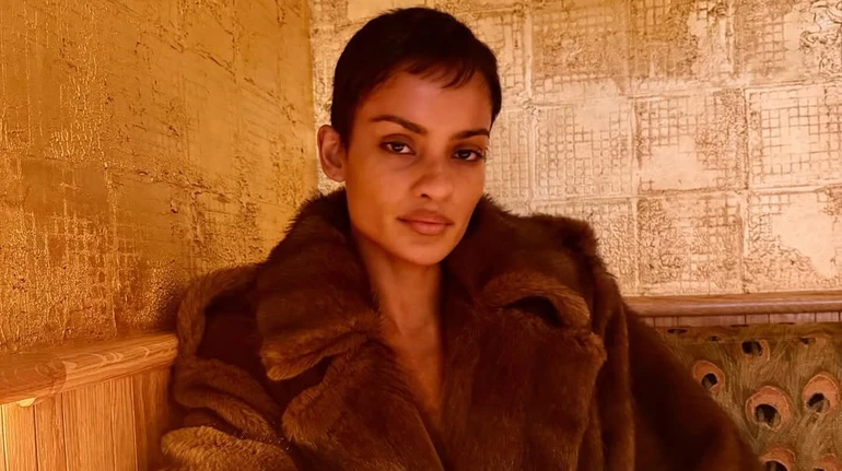 Кохана Касселя засвітила рельєфний прес у складній стійці на руках