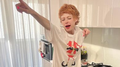 Жінка-вентилятор: Лебідь у рожевих шортиках показала, як рятується від спеки