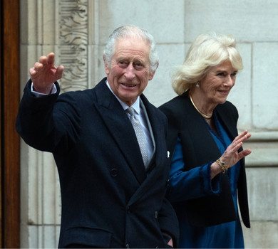 Бадьорий, усміхнений, при краватці: 75-річний король Чарльз виписався з лікарні після операції. Фото