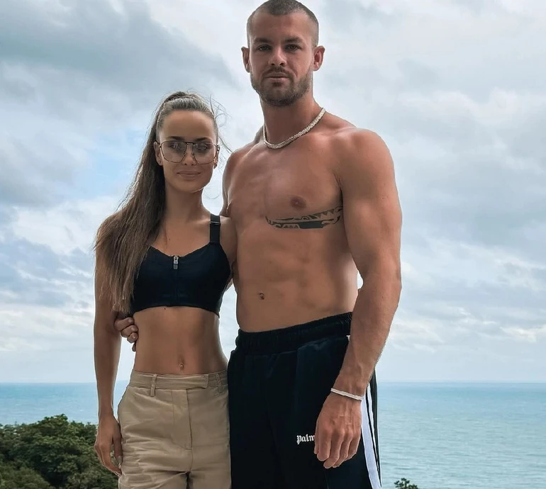 Ты устанавливаешь правила: Мішина на Балі заговорила російською у подкасті свого фітнес-тренера. Відео