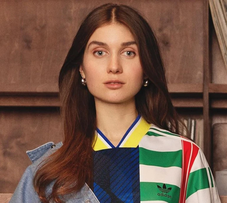 Український вайб: Jerry Heil у ефектному чорному максі з латами засвітилася на хіднику Каннського кінофестивалю