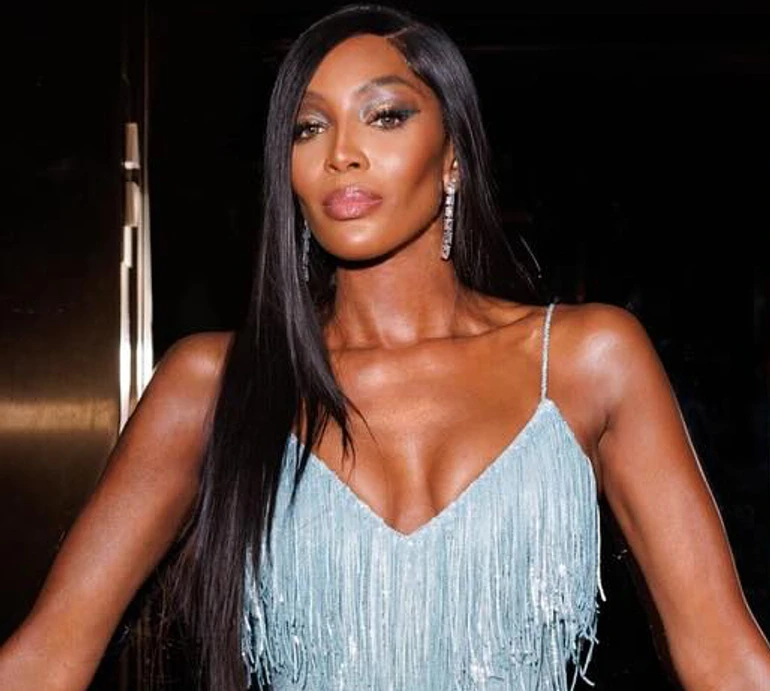 54-річна Кемпбелл у золотому міні з зухвалим декольте підкорила модну вечірку у Лондоні. Фото