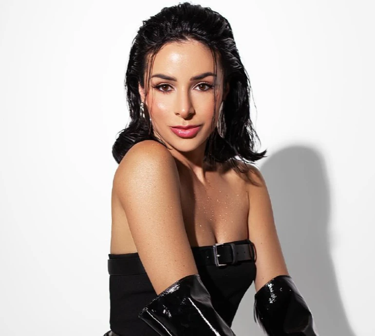 Огнєвіч у лаковому total black із ботфортами уявила себе героїнею Матриці