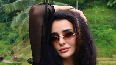 Трінчер на Балі простяглася в бікіні над рисовими терасами та уявила себе королевою водоспадів