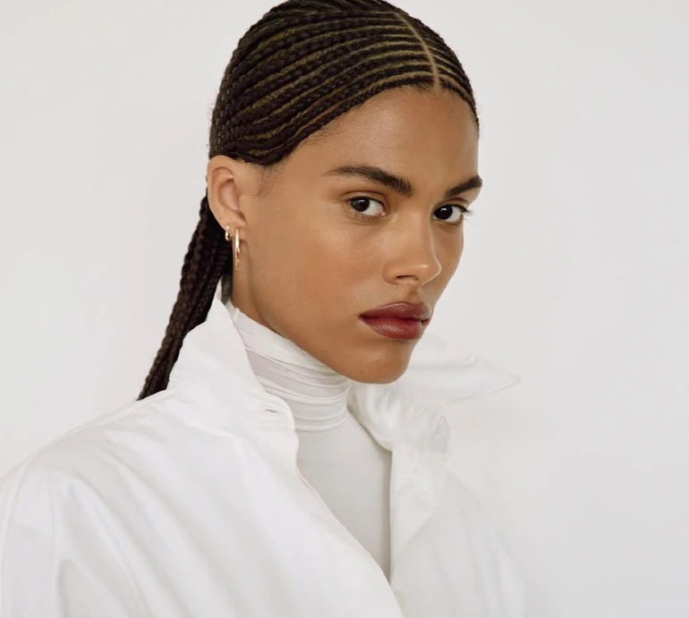 Кунакі у джинсових міні оголила засмаглі ноги під час прогулянки близ моря