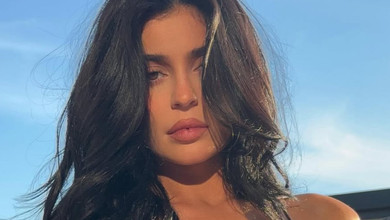 Кайлі Дженнер напередодні 28-річчя заселфила пишний бюст у крихітному топі з бантиком