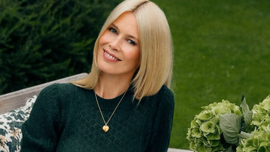 Захопилася зануреннями: Шиффер у купальнику з фламінго показалася у крижаній ванні