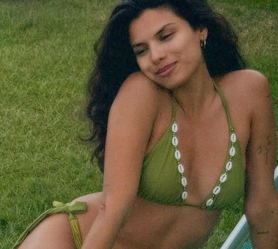 Андраде у бікіні з мушлями похвалилася звабним тілом на Сардинії. Фото