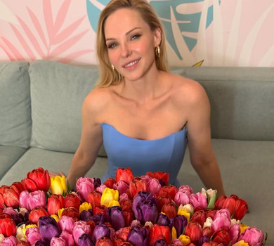 Вдома весна: Трегубова у блакитному корсеті заінтригувала гігантським букетом тюльпанів