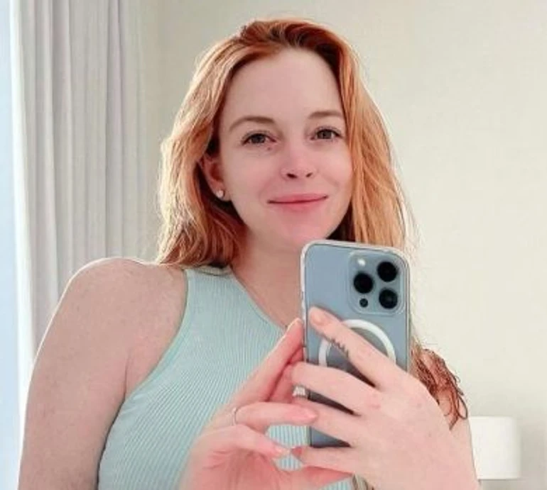 Пишаюся: Лохан у топі та шортах похвалилася тілом через 2 тижні після пологів. ФОТО