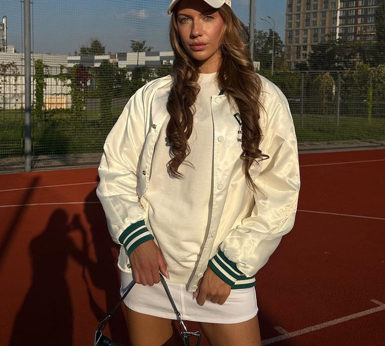 Нікітюк у білому ультраміні посвітила ніжками на тенісному корті. ФОТО