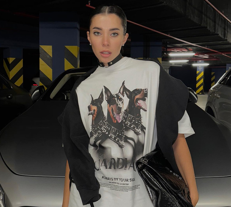 Неплях в мереживних штанях похизувалася стрункими ніжками на парковці