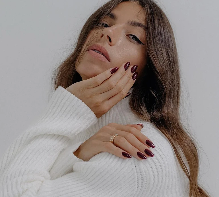 Бех заселфилася в туалеті в сексі-трусиках та светрі