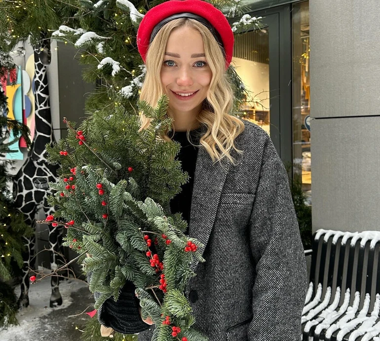 Репяхова у міні, босоніжках та червоних колготках показалася на снігу. ФОТО