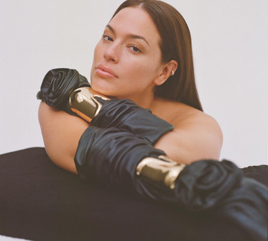 Плюссайз модель Ешлі Грем прикрила оголені форми руками для арт ФОТО