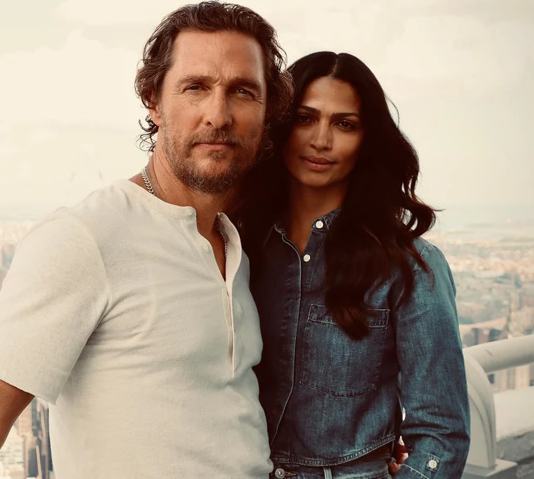 Кроптопи та палкий червоний: дружина і дочка МакКонахі вигуляли схожі луки у Нью-Йорку