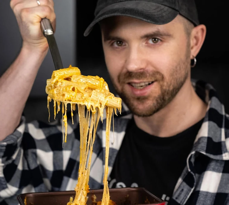 Кацурін показав, як приготувати вдома американські макарони з сиром. Відео