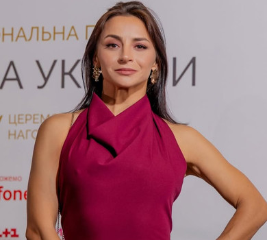 Сексі-мама: Гвоздьова в міні та на підборах наробила фото з дітьми та пояснила, чому важливо залишатися жіночною