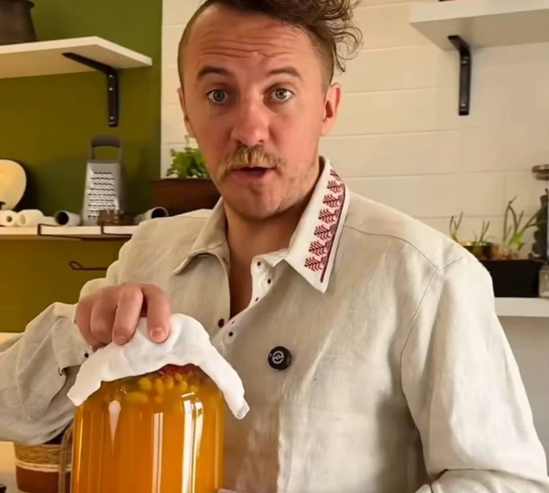 Чорнобривці не для вази: Клопотенко показав, як приготувати ароматний квас з квітів