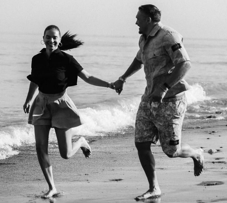 Усик із дружиною замилували чорно-білою романтикою на іспанському узбережжі