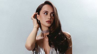 У своїй найкращій ері: Парфільєва у срібній сукні з розрізом до стегна наробила ефектних знімків на своє 31-річчя