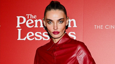 Виглядає боляче: Байкова у самих трусиках показала, як їй скульптурують тіло дерев'яним шкребком