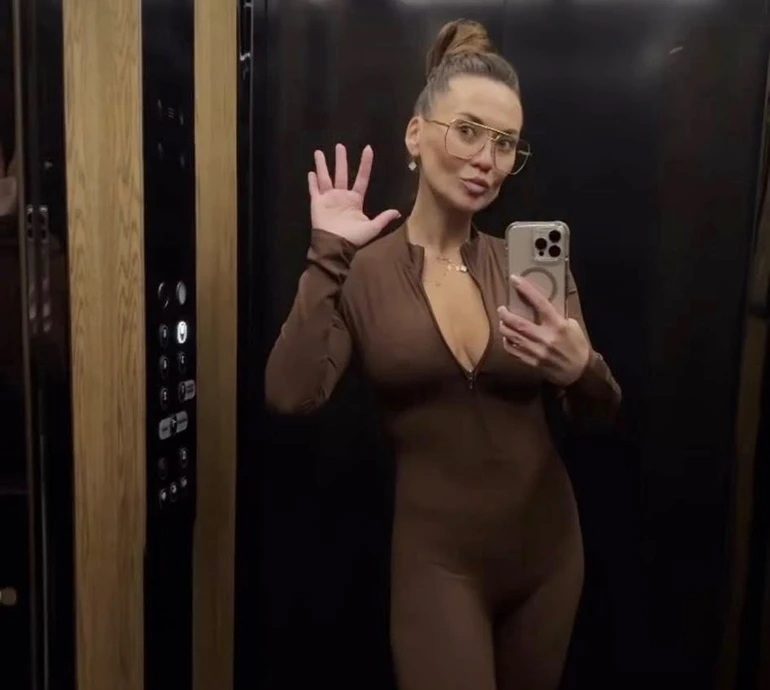 Біг, стрибки та відтискання: Саліванчук в обтислому комбезі показалася в драйвовому відео і розкрила секрет успіху