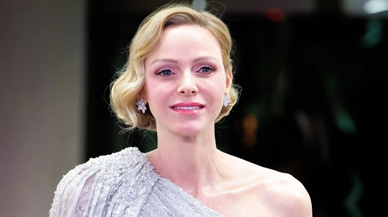 Княгиня Монако у перламутровій блискучій сукні на одне плече попозувала на Балі троянд. Фото