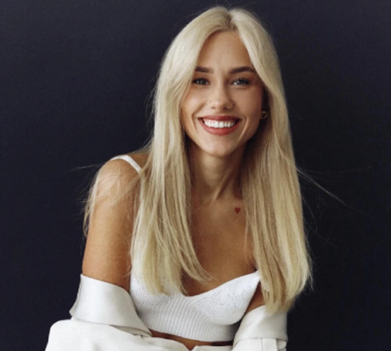 Квіткова у ніжному спідньому та оверсайзі показала засмаглі вигини. ФОТО