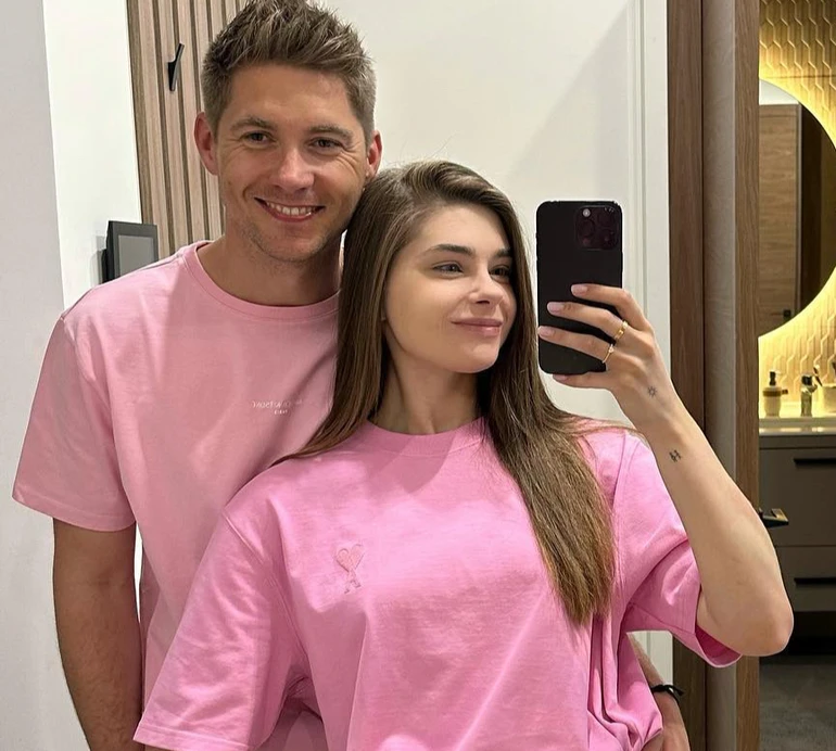 Остапчук з дружиною поцілувалися посеред столиці Канади