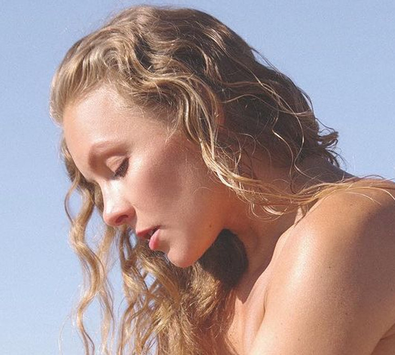 Шоптенко у чорних луках із голим животом потримала рівновагу на тлі каміння. ФОТО