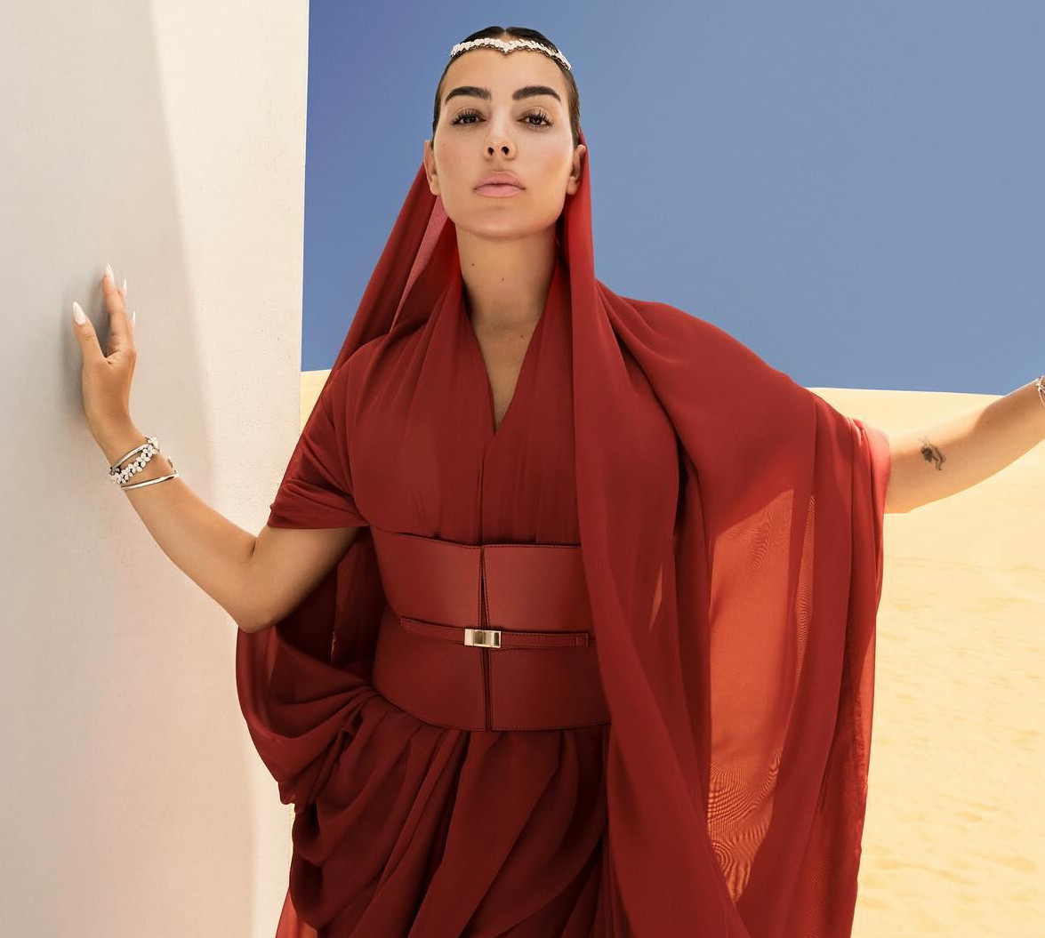 Наречена Роналду у фактурних сукнях знялася з конем у пустелі. Фото