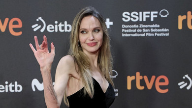 Оксамитовий мінімалізм: Джолі на фестивалі в Іспанії оголила плечі в чорній сукні до підлоги. Фото