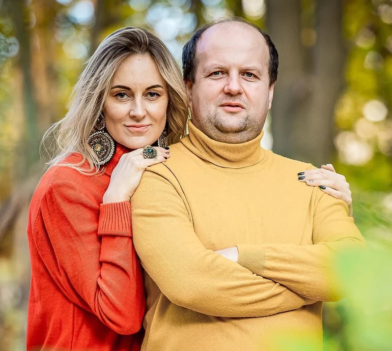 Жінка зі снів, сільське весілля на 500 людей та відсутність сварок: лавсторі Віктора Бронюка і його дружини