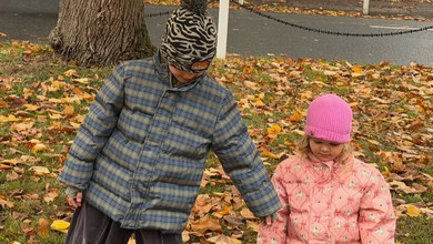 Трендові луки з хутром і милі розваги дітей: наречена Стейтема показала свою осінь у фото