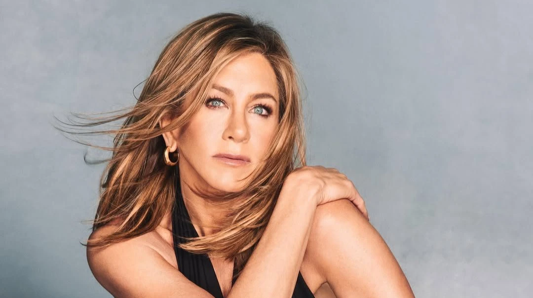 Сміх та поцілунок: бойфренд Еністон привітав її з 57-річчям спільними вайбовими фото